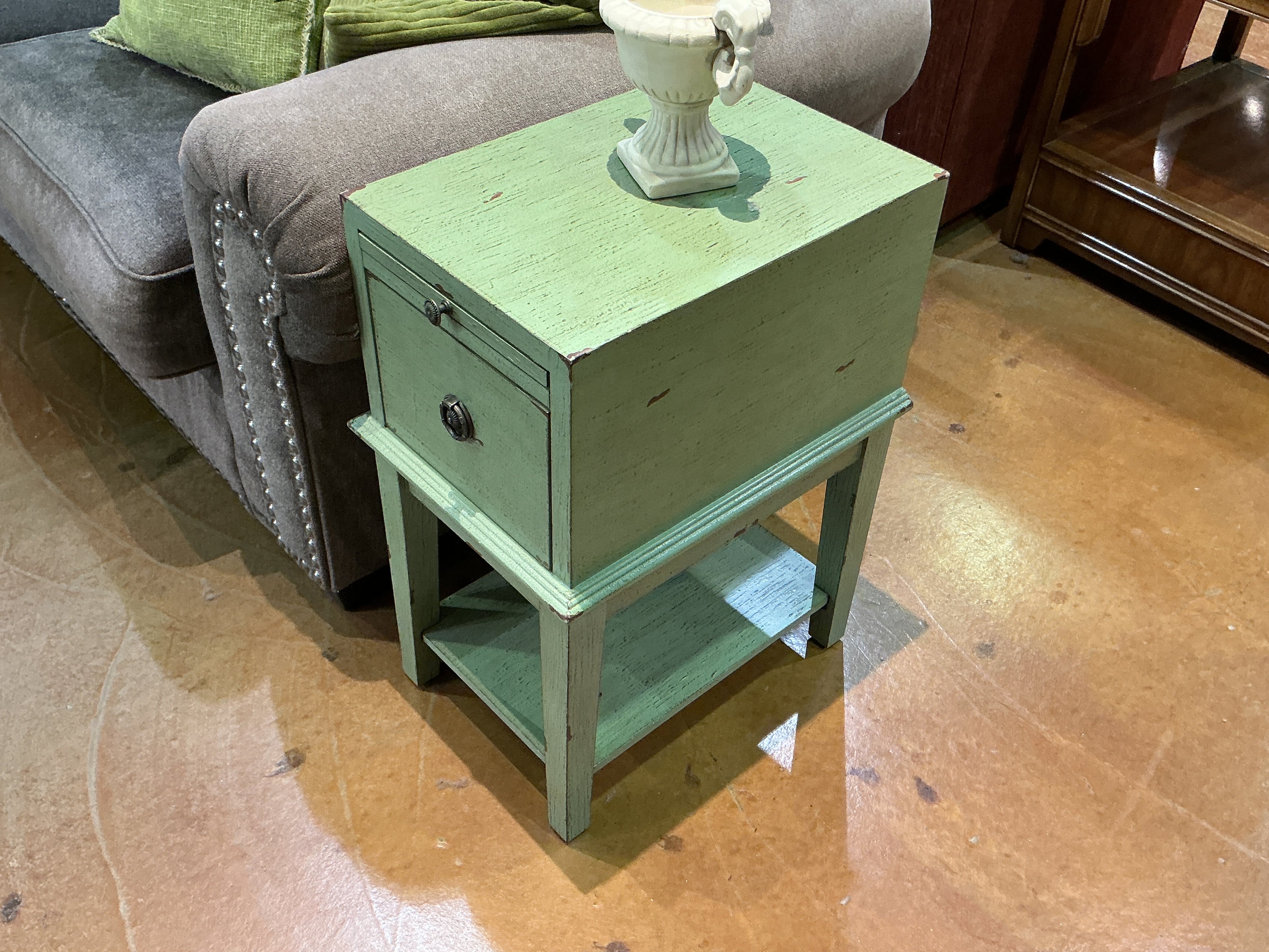 End tables in green