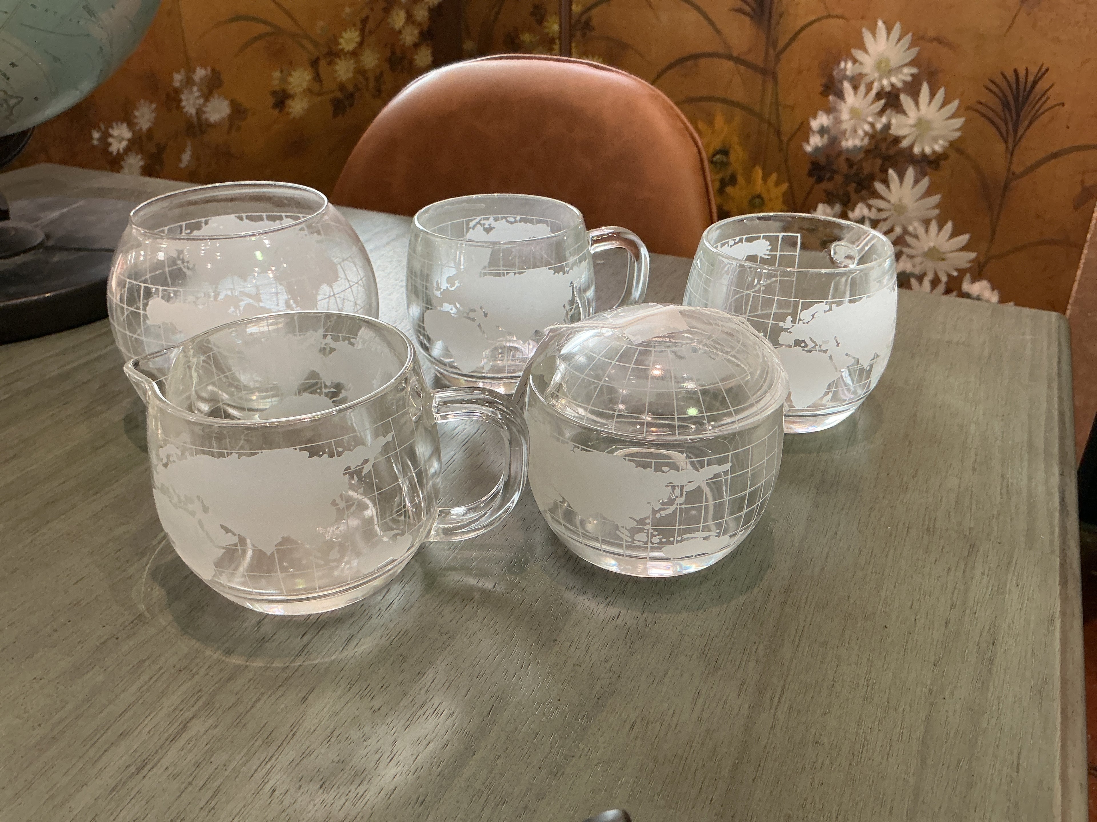 Vintage world  glass mugs set