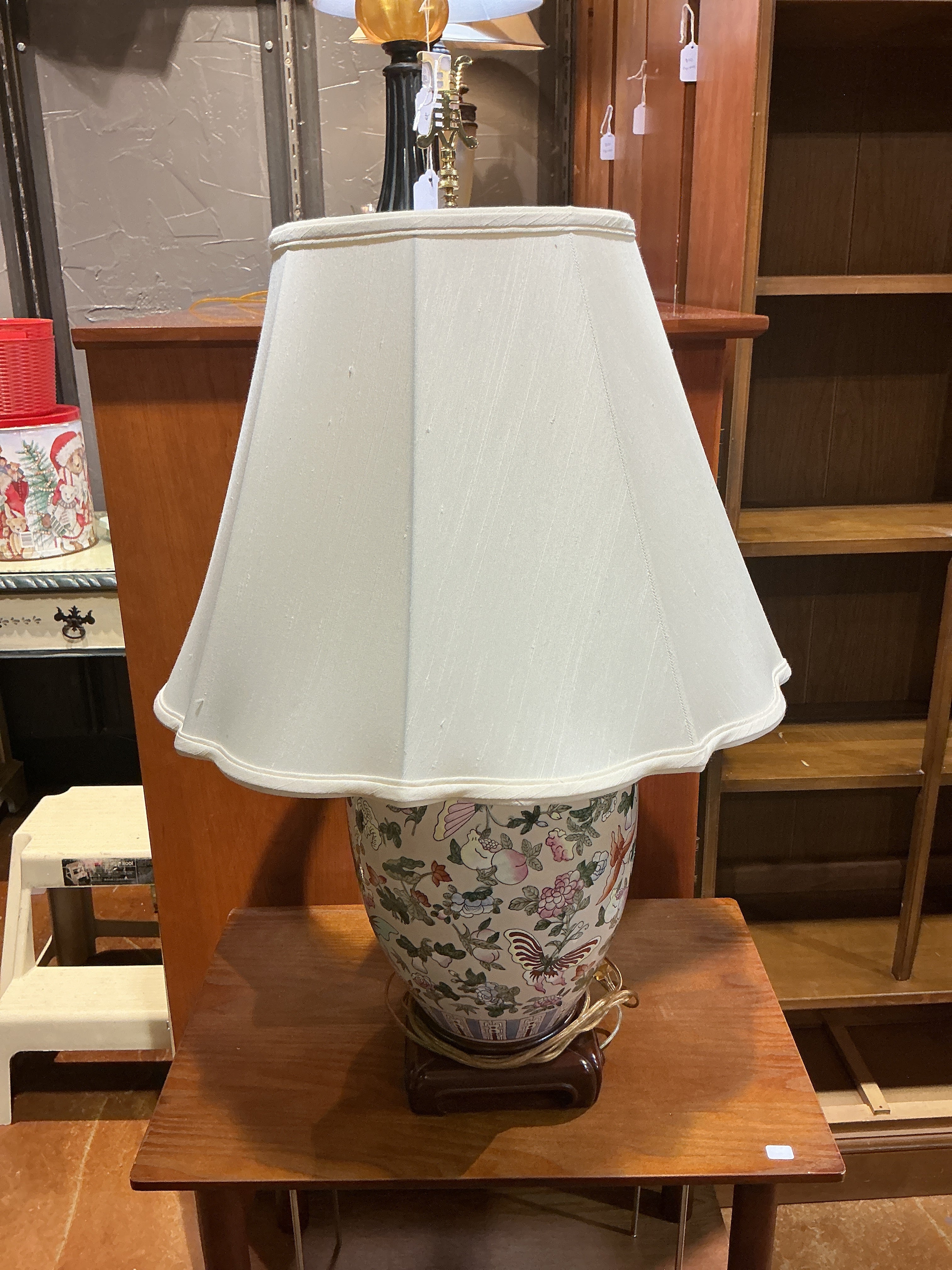 Asian style floral and butterfly porcelain table lamp