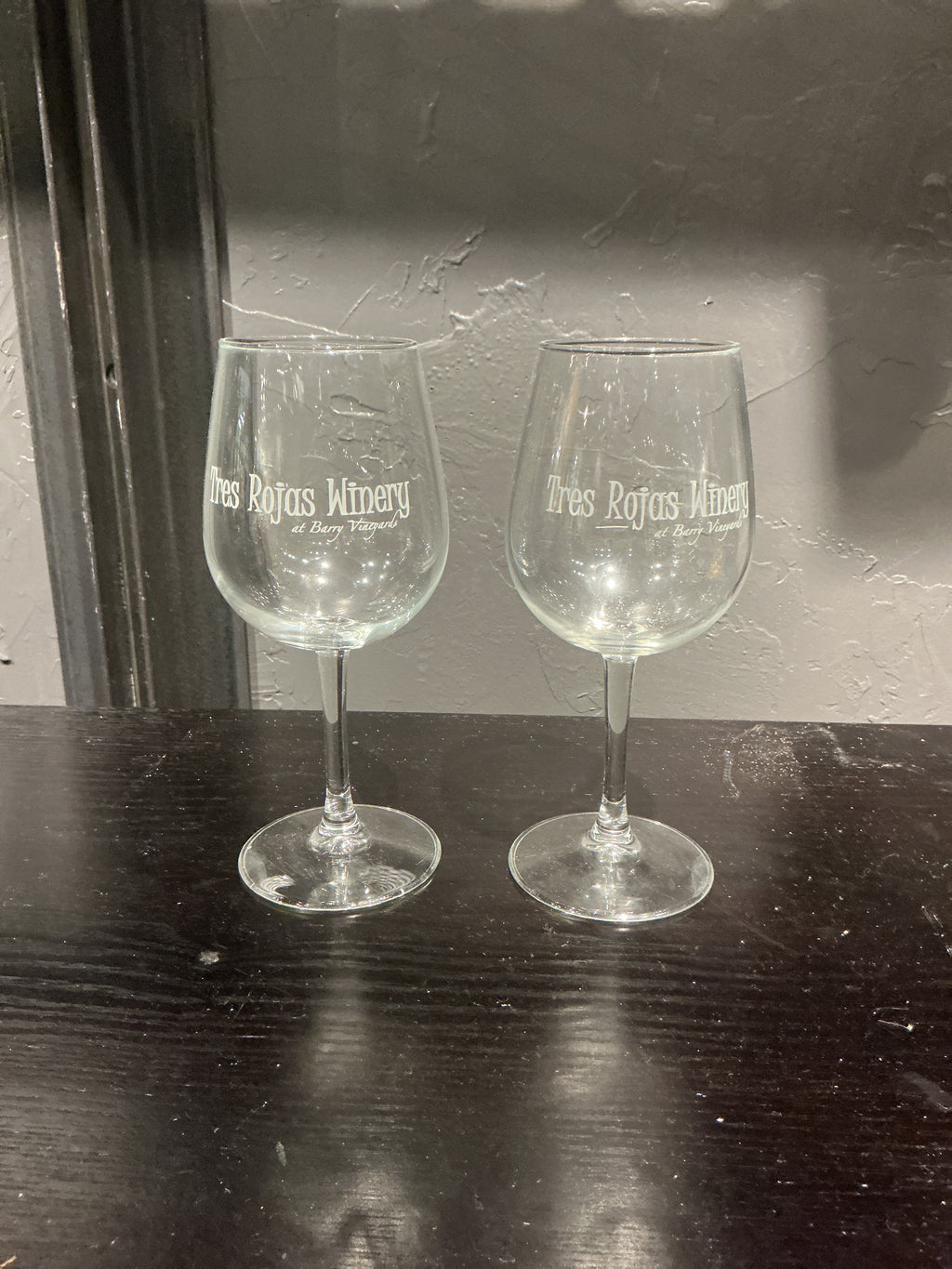 Tres Rojas wine glasses